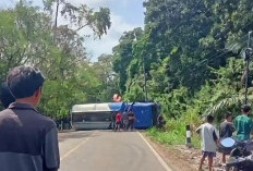 Jalur Muara Enim–Prabumulih Lumpuh Total, Truk Tangki BBM Terguling di Simpang Niru
