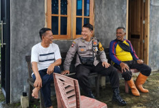 Duduk Santai Bersama Warga, Bhabinkamtibmas Gunung Ibul Timur Ajak Aktifkan Poskamling