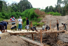 Demi Lancarkan Akses Bertani Warga, Pemdes Pangkul Bangun Jembatan Penghubung di Sungai Batang Hari Bunut