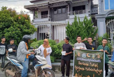 SMP Muhammadiyah Tutup Ponra Dengan Bagi Takjil