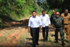 Tinjau Jalan Rusak, Cak Arlan jadi Sopir Deru: Minta Pertamina Segera Lakukan Perbaikan