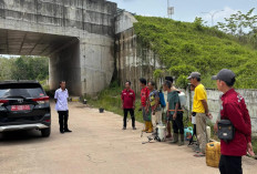Jaga Lingkungan, Pemdes Talang Batu Semprot Rumput Pinggir Jalan Desa