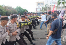 Massa Ngamuk Serang Polisi, Polres Prabumulih Kerahkan Penjinak Bom - Water Canon 