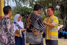 SMPN 9 Prabumulih Serahkan Cinderamata untuk Guru yang Pindah Tugas