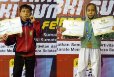 Gerlad - Ghaniya Siswa SD Al Malik Harumkan Nama Prabumulih, Raih Emas di Kejuaraan Karate Piala Gub Sumsel