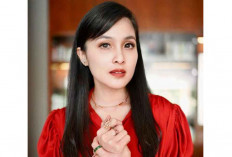 Datangi Kejagung, Sandra Dewi Naik Mobil Ratusan Juta