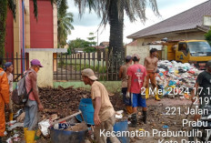 Angkut Sampah di TPS Prabujaya, Dinas Perkim Prabumulih Kerahkan 2 Truk 