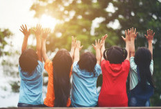 Para Bunda Wajib Tau, Ini 4 Manfaat Membiarkan Anak Bermain Hujan dengan Teman Temannya