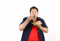 Sering Jadi Kebiasaan Masyarakat Indonesia, Ini 4 Bahaya Makan Sambil Berdiri 