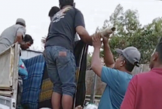 Jalan Rusak Parah di Jalur 16, Warga Gotong Pasien Sakit Pakai Sarung