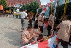 Siswa SDN 15 Prabumulih Pasang Umbul-Umbul, Wujudkan Nasionalisme Sambut HUT RI