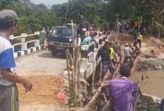 Gotong Royong Pasang Cerucup, Warga Desa Pangkul Perbaiki Akses Jembatan yang Rusak Parah