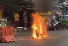 Motor Terbakar di Depan Pos Satlantas PTM Prabumulih, Warga dan Polisi Sigap Memadamkan Api