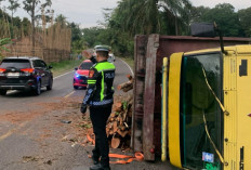 Truk Bermuatan Kayu Terguling di Prabumulih, Warga Panik Saat Truk Lain Nyaris Menabrak