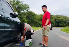 Sigap! Petugas Pos PAM Polres Prabumulih Bantu Pemudik Pecah Ban