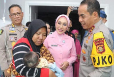 Kapolda Sumsel Bantu Bayi Anensefali: Bukti Kepedulian di Balik Seragam