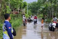 Kepsek SMPN 13 Prabumulih Pantau Aktivitas Siswa Lintasi Jalan Banjir