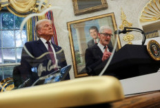 Tim Cook Beri Plakat Emas 24 Karat untuk Donald Trump di Gedung Putih
