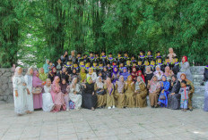 Siswa RA Al Munawarah Ambil Foto Kenangan Alumni di Taman Kota Prabujaya