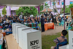 Pejabat - Ketua KPU Nyoblos di TPS 01, Disaksikan Komisioner Bawaslu 
