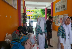 Orang tua Siswa Antar Bekal Untuk Makan Siswa