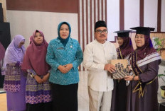 Menginspirasi! 55 Lansia Prabumulih Diwisuda, Buktikan Belajar Tak Kenal Usia