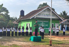 Santri Ponpes Hidayatul Mubtadiien Gelar Upacara HUT RI ke-80