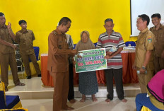 Bantu Warga Kurang Mampu, Pemdes Talang Batu Salurkan BLT Dana Desa