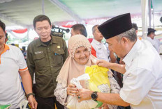 Pj Bupati Apriyadi Turunkan Ribuan Paket Sembako Murah, Warga di Babat Toman Ucapak Syukur