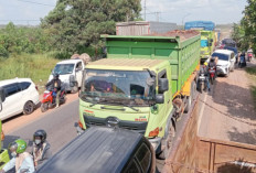 Tol Fungsional Tak Mampu Redam Macet, Jalintim Palembang–Betung Tetap Padat Truk