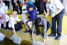 Jaga Ekosistem - Dorong Ekonomi Warga Desa: Pemkot Prabumulih Tebar Ribuan Benih Ikan Lokal di Danau Bujoan