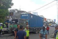 Truk Tabrak Tiang Listrik Usai Rem Blong, Sempat Timbulkan Kemacetan 1 Km