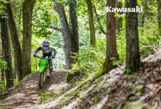 Motor Off Road Kawasaki KLX230R S, Lewati Jalanan Hutan dengan Lancar
