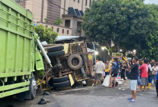 Sopir Hilang Konsentrasi, Truk Fuso Tabrak Truk Sayur di Tugu Tani Prabumulih: Kerugian Capai Puluhan Juta