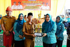 Hadiri HUT Tanjung Menang, Ketua TP PKK Beri Kado Bibit Sawit - Jagung 
