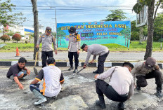 Gotong Royong Tambal Jalan Berlubang, Polres Prabumulih Hadirkan Aksi Nyata untuk Keselamatan Warga