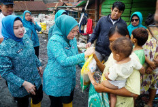 Berbagi di Bulan Ramadan, Ketua TP PKK Palembang Sambangi Warga TPA Sukawinatan