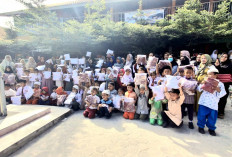 Wajah Ceria Anak-Anak Warnai Pembagian Seragam Gratis di SDN 1 Prabumulih