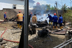 Kebakaran di Palembang: Gudang Penyimpanan Milik Warga Ludes Terbakar