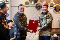 Cik Ujang Terima SK Plt Gubernur Sumsel Usai Tiba di Palembang