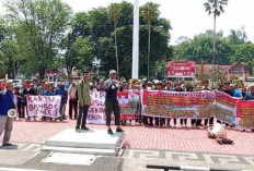 Ratusan Warga Desa Padang Bindu Geruduk Kantor Bupati Muara Enim Tuntut Kades Dicopot