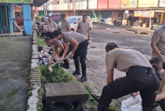 Program BELIDA Polda Sumsel Hadir di Prabumulih, Polisi Bersihkan Pasar PTM I Bersama Warga