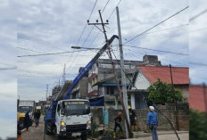 PLN Prabumulih Ganti Tiang Roboh di Jalan M Yamin dengan Beton