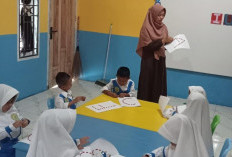 Asah Motorik Sejak Dini, Siswa TK IT Shoutul Quran Antusias Belajar Meronce