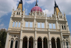 Pesona Masjid Bergaya Eropa di Pati yang Menarik Perhatian Warga