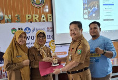 Kepsek SMP 8 Hj Idawati SPd MSi Jadi Best Kategori Guru Hebat Dedikatif