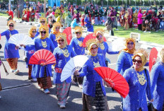 Ratusan Ibu-ibu Ikut Parade Berpakaian  Kebaya Peringati Hari Kebaya Nasional