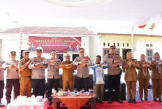 Saidi Warga Muara Dua Prabumulih Senang Terima Kunci Rumah; Bantuan Kapolda Sumsel 