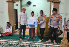 Usai Subuh Berjamaah, Polsek RKT Salurkan Bantuan untuk Warga dan Marbot Masjid