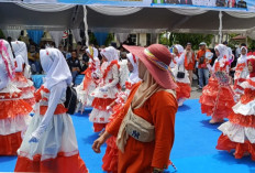 Kreatif! SMP Negeri 10 Prabumulih Tampil Memukau dengan Kostum Berbahan Plastik di Karnaval HUT Kota 